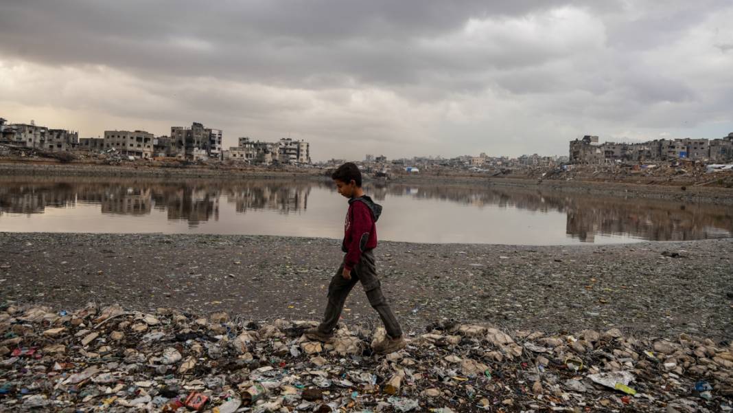 Gazze’de üç günlük yağış, Filistinlilerin çadırlarını su altında bıraktı 9